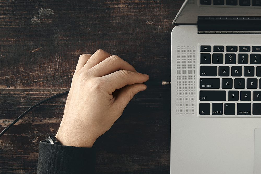 Disconnecting earphones on Macbook